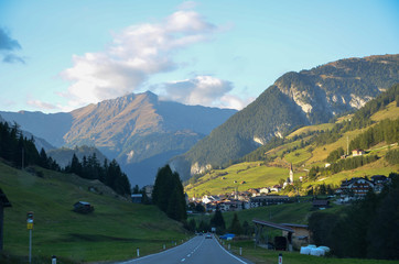 夕暮れのチロル地方の風景　イン川沿いの谷を走る道（オーストリア　チロル州）