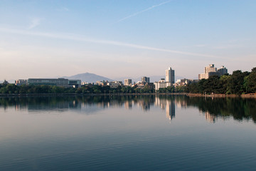 Fototapeta na wymiar Sunrise by the lake of ohori park in Fukuoka,Japan