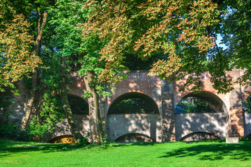 Fototapeta na wymiar Zwei-stöckiges Viadukt am Roten Tor in Augsburg, mit Lochbach