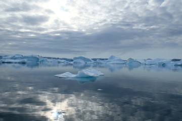 Fototapeta na wymiar Grönlands Vielfalt, wunderschöne Eisskulpturen, Landschaften, Hunde