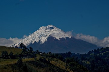 Fototapeta na wymiar Volcán Cotopaxi desde un pueblo
