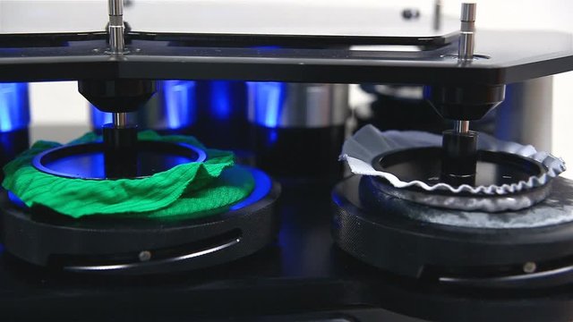 The device for determining the resistance of fabrics to mechanical wear tests samples of various fabrics