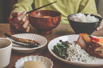 食事風景-朝食をとる小学生