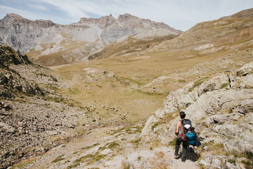 Fototapeta premium Femme randonnant dans la montagne