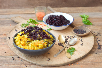 Schwarzer Reis mit Gemüse auf Indisch