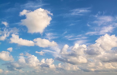 Obraz premium White cumulus clouds in the blue sky
