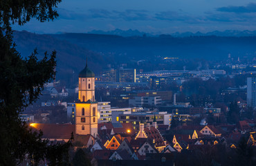 Biberach an der Riss Panorama mit Alpenkette im Dezember zur blauen Stunde