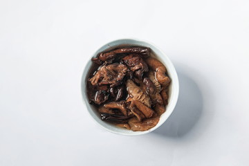 In the white background, arimilaria mellea is a kind of fungus with excellent taste, which can be used for stewing chicken soup and other soup materials.