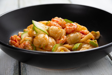 Orecchiette con zucchine e gamberetti, cucina Italiana