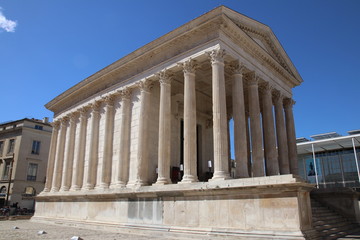 Naklejka premium Antiker Tempel im südfranzösischen Avignon