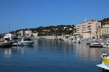 Fototapeta na wymiar Küsten- und Hafenstadt Cassis am Mittelmeer bei Marseille in Südfrankreich