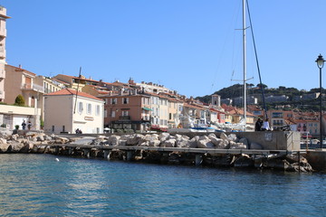Fototapeta na wymiar Küsten- und Hafenstadt Cassis am Mittelmeer bei Marseille in Südfrankreich