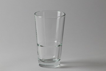 Leeres Wasserglas mit Studiobeleuchtung