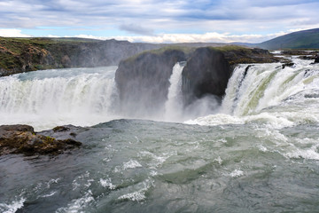 Obraz premium Beautiful Icelandic waterfall at sunset with huge quantity of flowing waters Iceland