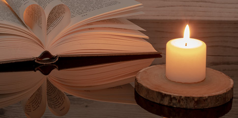  Livre plié en forme de cœur sur fond de bois.