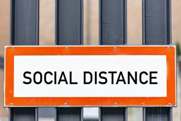 social distance hinweis schild