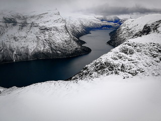Język Trola, Hardangervidda Norwegia. Zimowe zdjęcia z wyprawy na Język Trola. Trolltunga. - obrazy, fototapety, plakaty