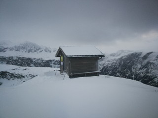 Hardangervidda Norway. Park Narodowy Hardangervidda widok na domek ratunkowy. - obrazy, fototapety, plakaty