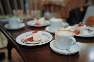 ベリーの乗ったレアチーズケーキとカフェラテ
