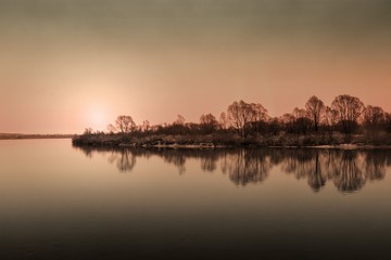 Obraz na płótnie Canvas dawn on the banks of the morning river. Belarus Gomel