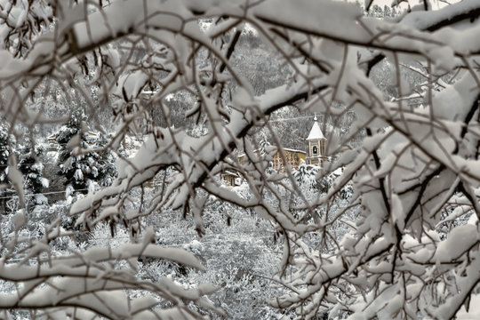 la chiesa innevata