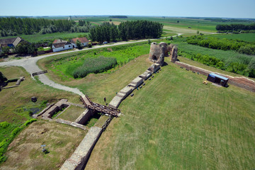 Obraz premium Ruins of old medieval fortress Bac, Serbia