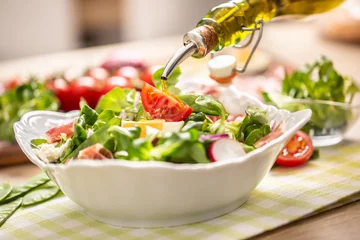 Foto auf Alu-Dibond Bottle with olive oil pouring into salad © weyo