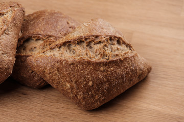 Knusprige frisch gebackene braune Brötchen / Wecken