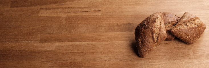 Banner: Zwei knusprige Brötchen rechts auf Holz