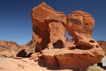 Fototapeta na wymiar impressive rock formation seen in valley of fire state park on a hot sunny cloudless day