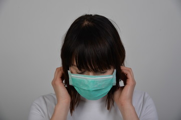 Frau female Portrait mit maske atemmaske schutzmaske vor corona virus covid-19