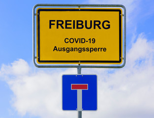 Ausgangssperre wegen Coronavirus steht auf Ortsschild