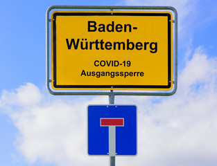 Ausgangssperre wegen Coronavirus steht auf Ortsschild