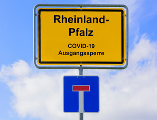 Ausgangssperre wegen Coronavirus steht auf Ortsschild