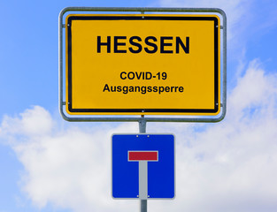 Ausgangssperre wegen Coronavirus steht auf Ortsschild