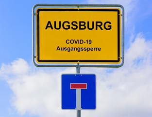 Ausgangssperre wegen Coronavirus steht auf Ortsschild