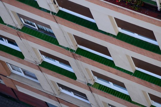 Vista a&eacute;rea de ventanas en la fachada de un edificio