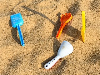 Juguetes sobre la arena de la playa