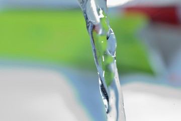 Obraz na płótnie Canvas Detalle de un chorro de agua contra un fondo de colores