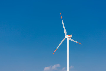 Fototapeta premium 風力発電の風車と青空