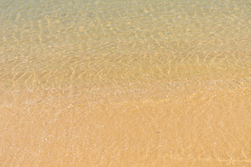 夏の海水浴場の砂浜と綺麗な波