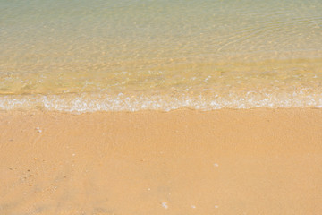 Fototapeta na wymiar 夏の海水浴場の砂浜と綺麗な波