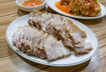 돼지고기를 삶은 한국 전통음식 보쌈