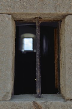 Detalle de ventana de edificio antiguo con otra ventana de fondo