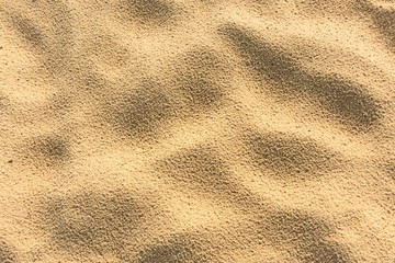 Textura de arena de la playa marcada por la lluvia