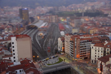 Vista aérea de la estación de una ciudad difuminada como si se tratara de una maqueta