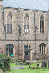 Obraz premium a beautiful old church in the middle of Bristol England with a grave yard on a overcast day