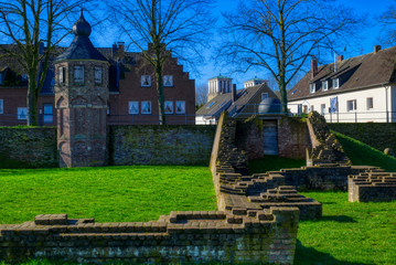 Obraz premium Park, Festungsturm und Stadtmauer in Rees am Niederrhein