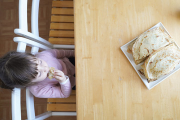 enfant mange une crêpe