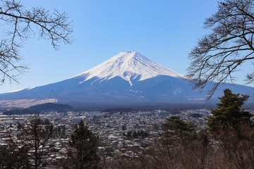 Fototapeta na wymiar 富士山と富士吉田市街（山梨県富士吉田市）